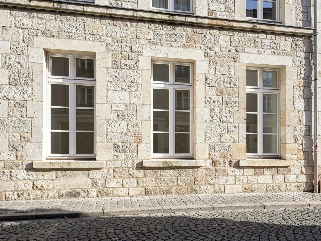 Remplacement de fenêtres en rénovation sur une façade de ville